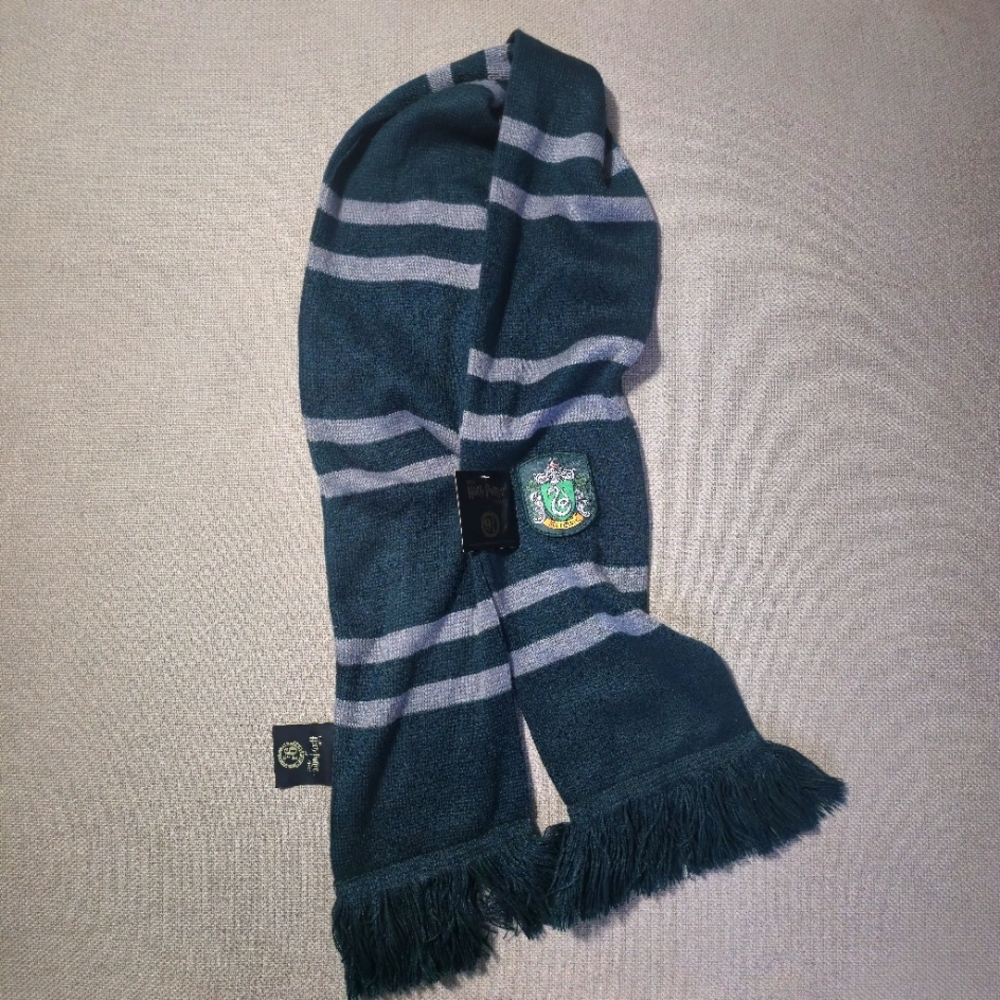 Harry Potter SLYTHERIN LIGHTWEIGHT SCARF NEW Crest Stripe